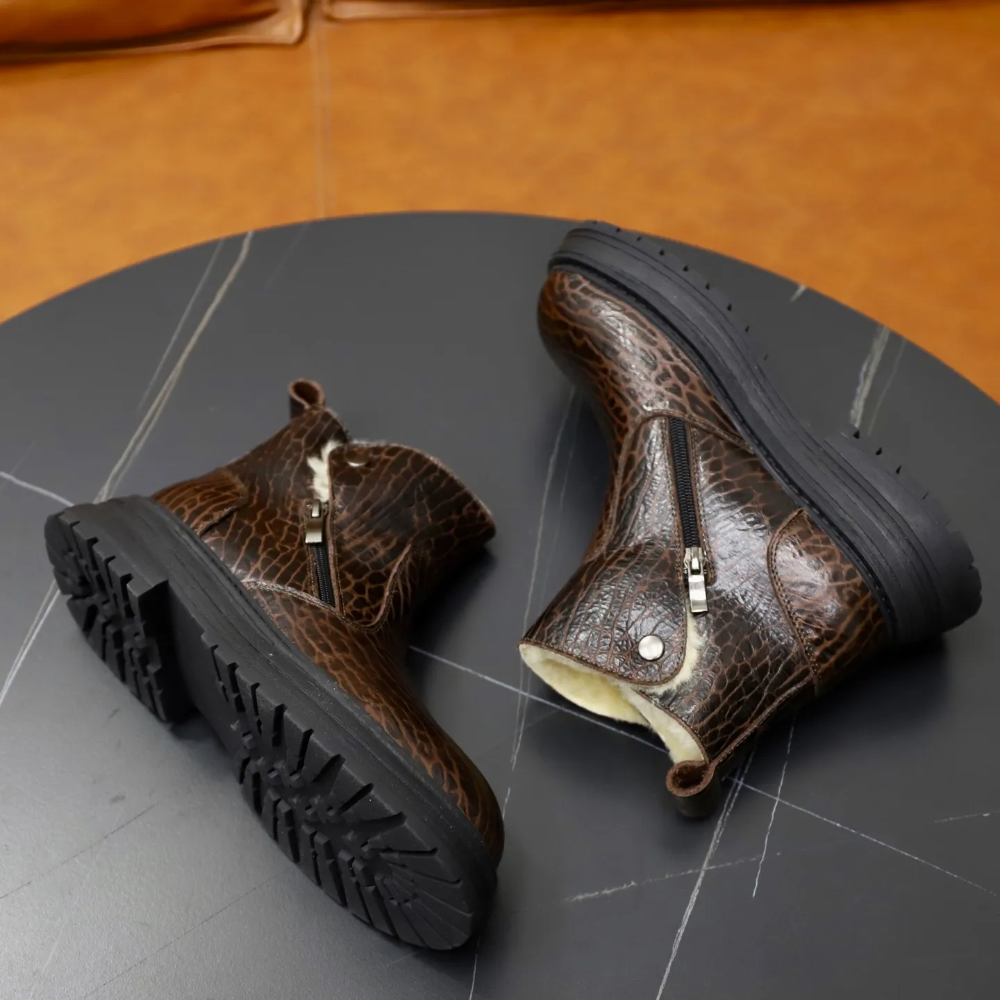 Ex-factory price: 680💰Thick wool imported from Australia Brand: UGG genuine purchasing agent Size: 38-44 (customized in 45) Grade: Official website 1:1 Material: First-layer genuine leather waterproof and antifreeze upper Real wool lining Original non-slip Soft wear-resistant outsole Style category: Men's casual shoes Trendy style Comfortable on the feet Color: Official website color synchronization